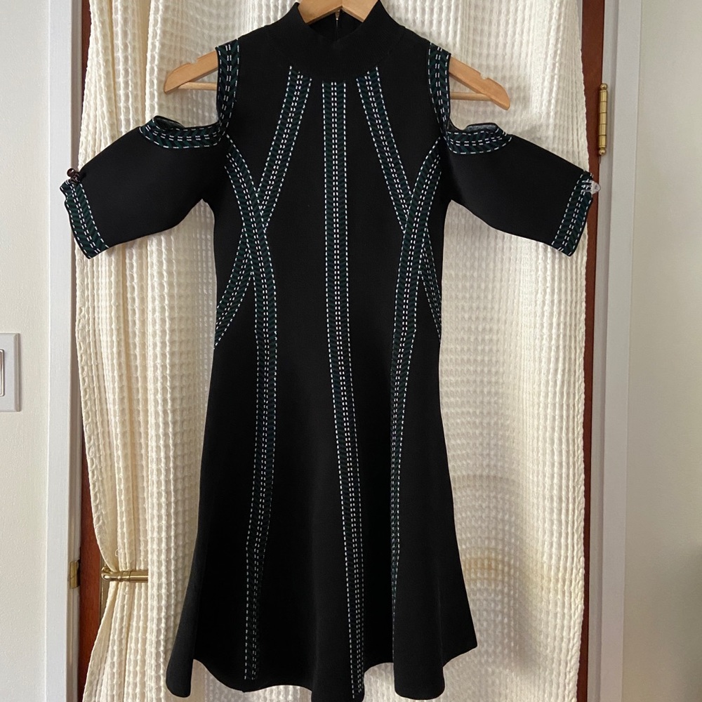 ✨ Guess A-Line, shoulder cut out dress
